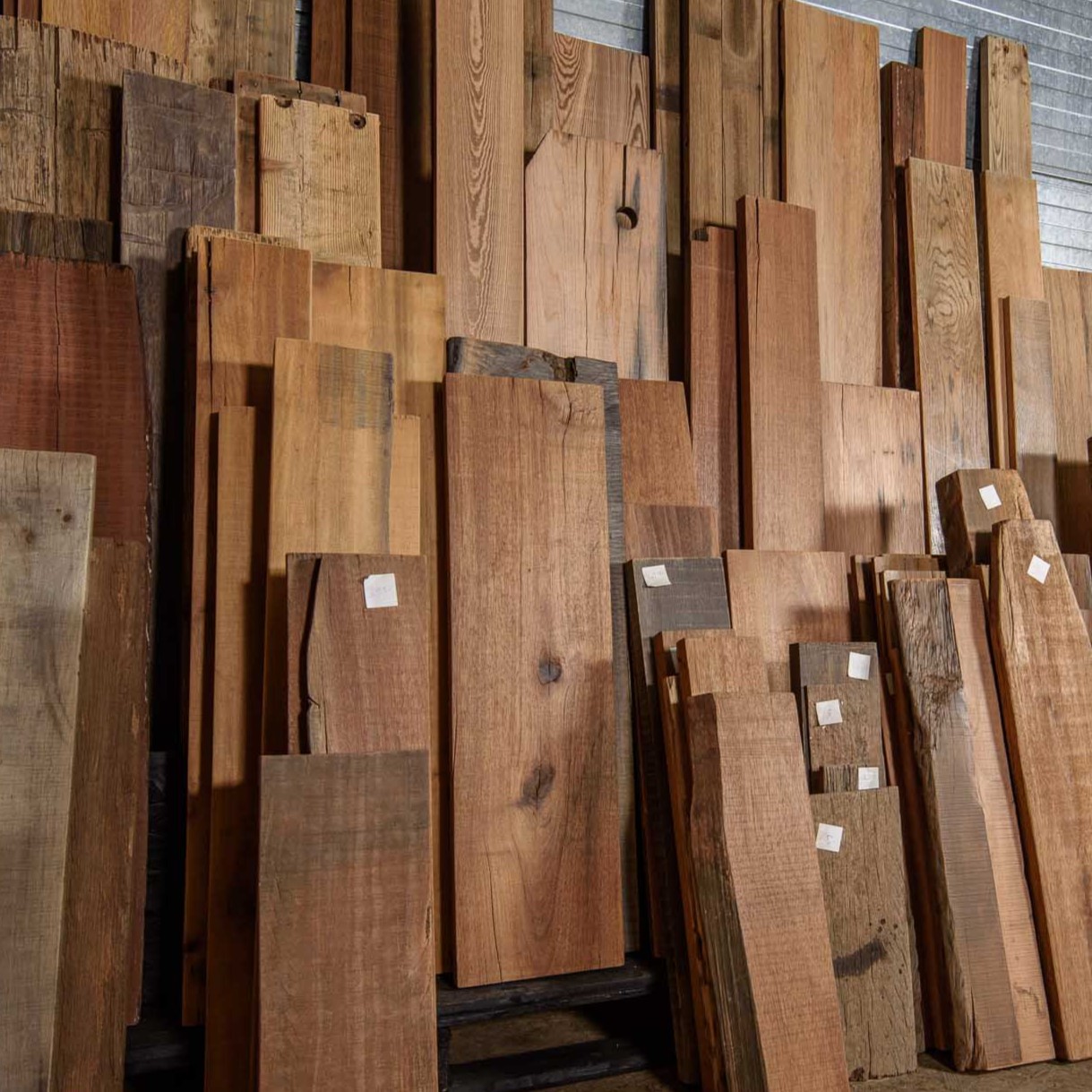 gebruikt mooie massieve planken, 100+ houtsoorten beschikbaar, te zien in onze showroom en werkplaats